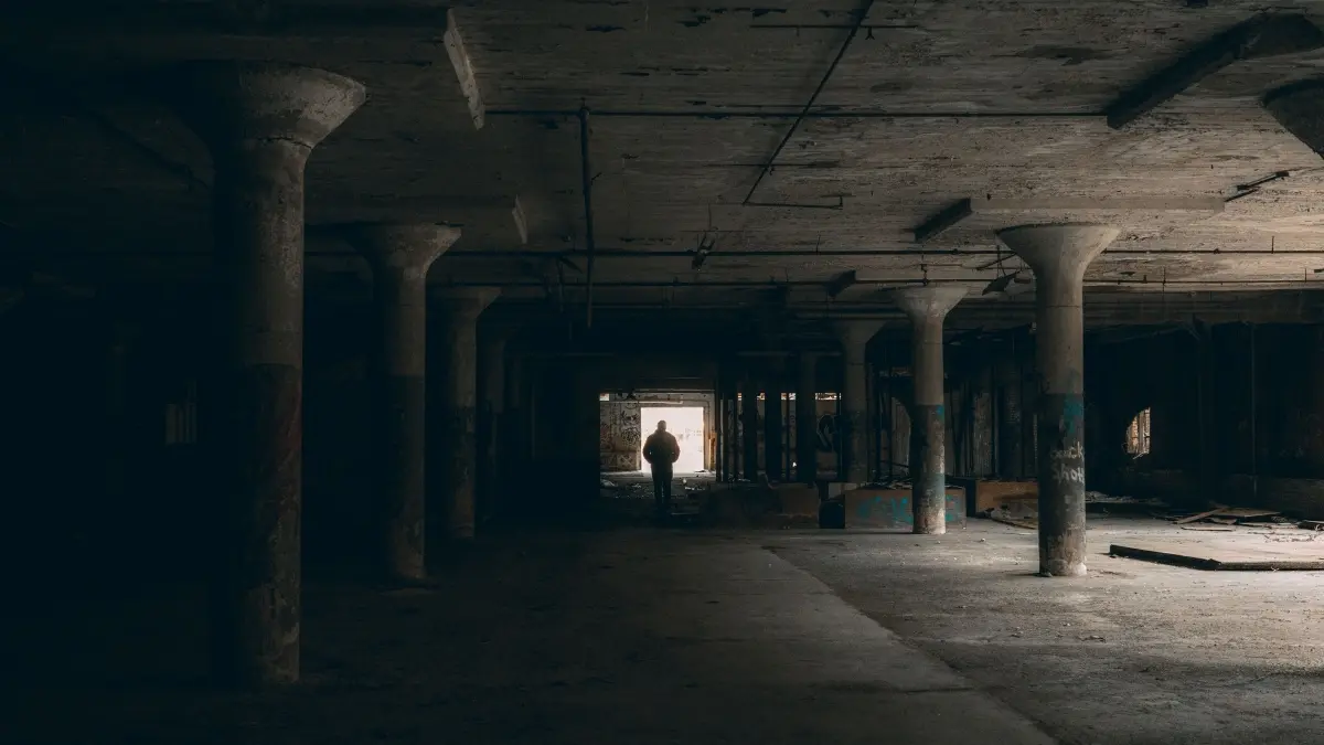 Urban legend terus bertahan di era digital sebagai folklor modern yang mencerminkan kecemasan kolektif masyarakat. (Pexels/Mike Norris)