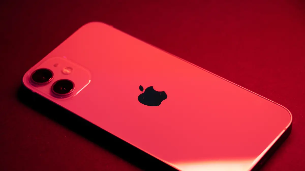 Apple dikabarkan menguji layar 6,4 inci dan 7 inci untuk iPhone edisi 20 tahun. (Pexels/Tessa Charles)