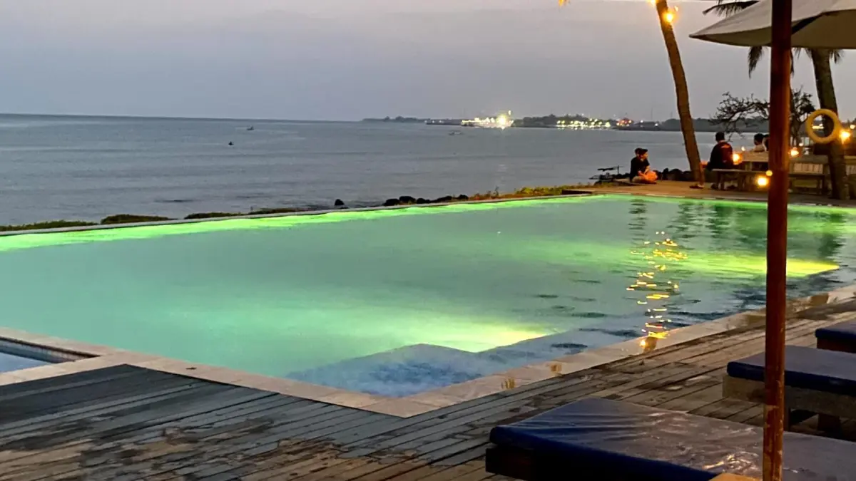 Berenang malam semakin diminati karena lebih nyaman tanpa terik matahari. (Meivira untuk Radar Banyuwangi)