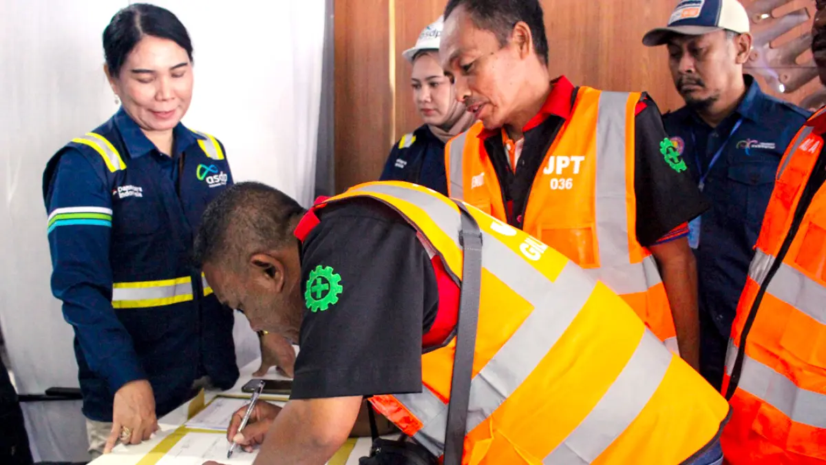 DIPERKETAT: Pengurus truk yang lalu lalang di pelabuhan diwajibkan mengenakan rompi berwarna oranye. (Ramada Kusuma/Radar Banyuwangi)