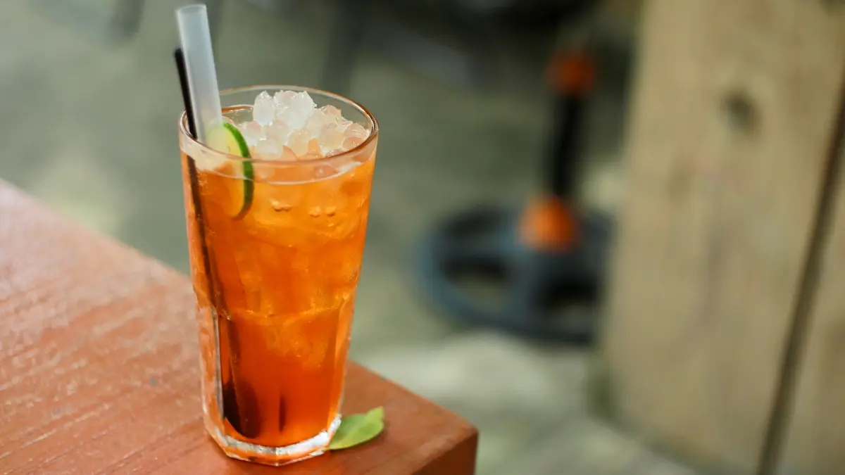 Es teh tetap menjadi minuman favorit saat cuaca panas. (Pexels/Nguyễn Tiến Thịnh)