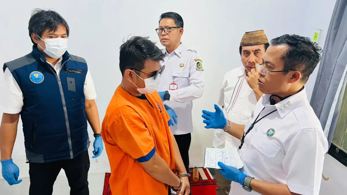 Kepala BNNK Banyuwangi Kombespol Rachmat Kurniawan menginterogasi tersangka NF dalam penggeledahan rumah di Kalipuro, Rabu (5/8). (Bagus Rio/Radar Banyuwangi)