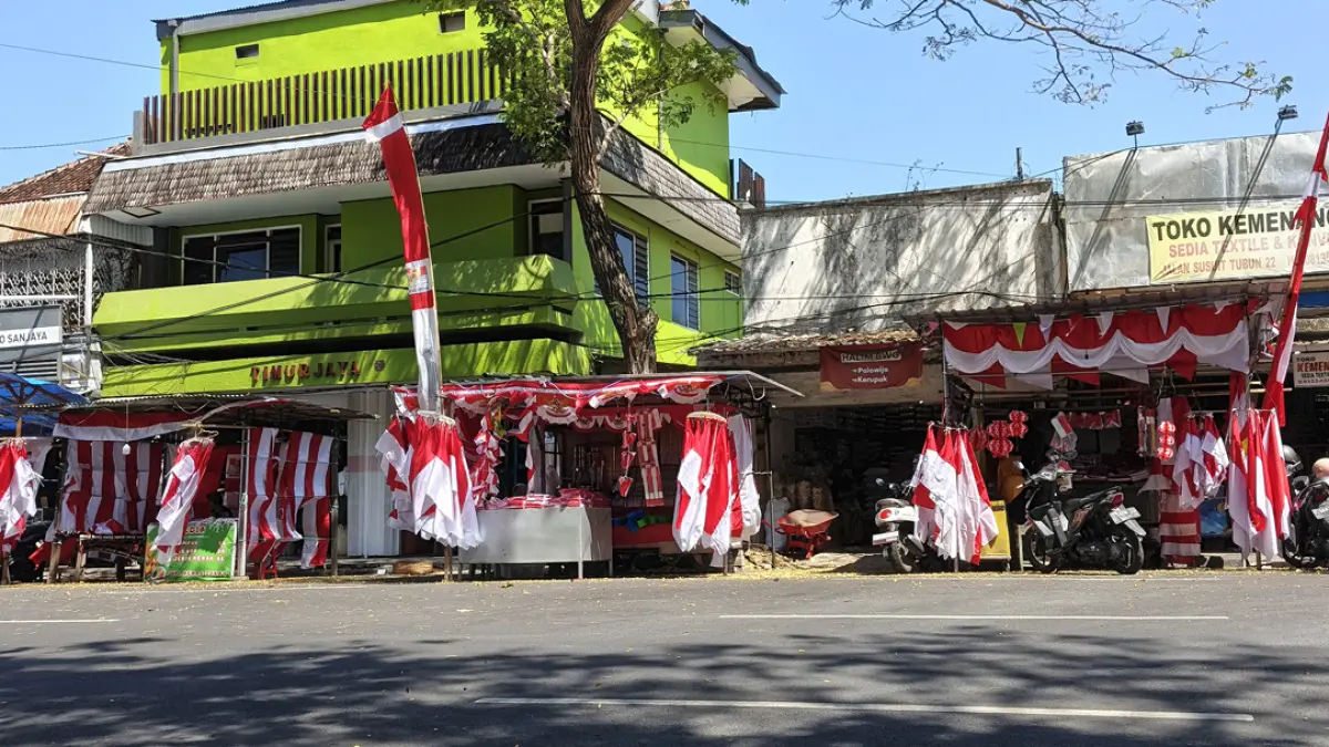 NUANSA MERAH PUTIH: Lapak pedagang bendera berderet di sebelah selatan Taman Sritanjung Banyuwangi Kamis (6/8). (Ksatria Raya/Radar Banyuwangi)