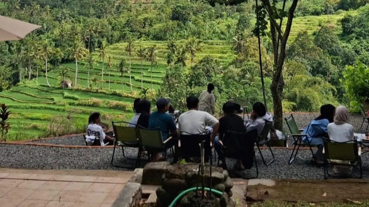 Panorama sawah bertingkat dan perbukitan hijau menjadi daya tarik utama. (Balquisse untuk Radar Banyuwangi)