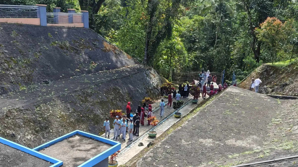 Para siswa SMPN 1 Rogojampi berkunjung ke kawasan Sumber Gedor di Kelurahan Gombengsari, Kecamatan Kalipuro, Rabu (5/8). (Ksatria Raya/Radar Banyuwangi)