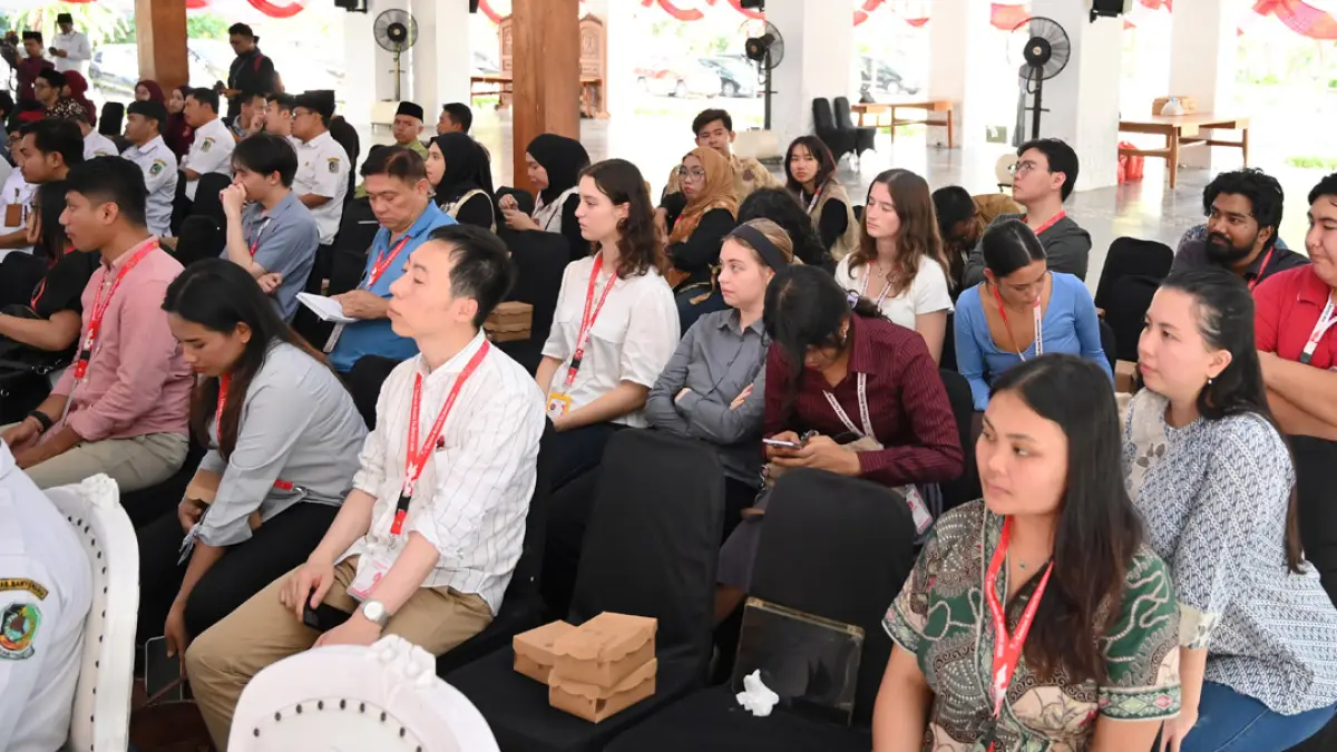 Peserta dari berbagai negara mengikuti International Course & Experiential Learning: Islamic Justice di pendapa Sabha Swagata Blambangan pada Rabu (5/8). (Ramada Kusuma/Radar Banyuwangi)