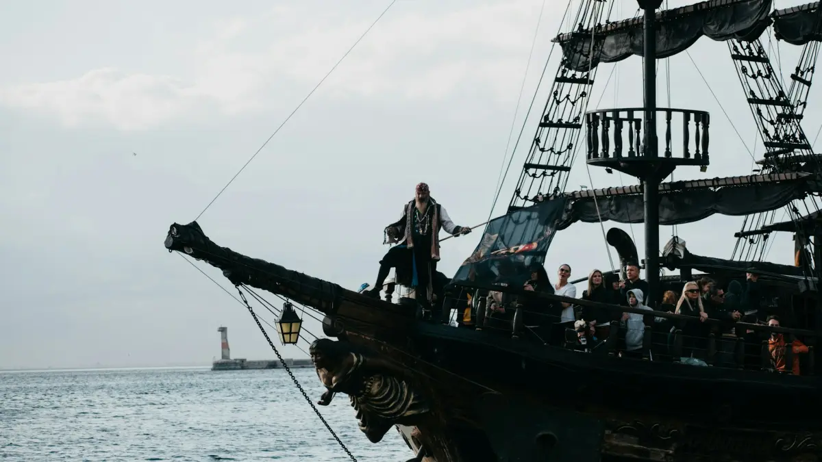 Privateer atau bajak laut berlisensi pernah menjadi senjata resmi kerajaan Eropa. (Unsplash/Elena Theodoridou)