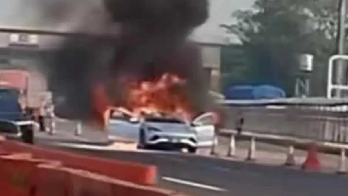 PT BYD Motor Indonesia akhirnya buka suara terkait insiden BYD Seal yang terbakar di jalan tol. (JawaPos.com)