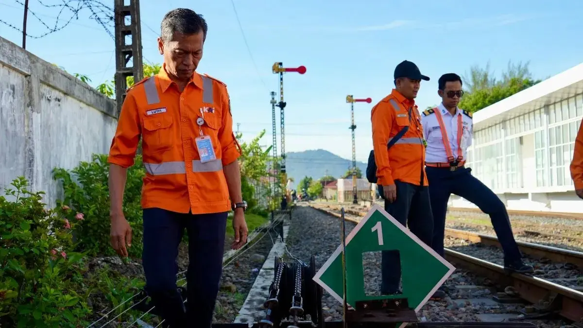PT KAI Divre II Sumatera Barat mengintensifkan pemeriksaan jalur dan infrastruktur rel. (Antara)