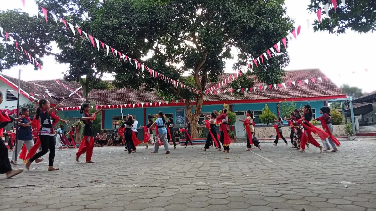 Sebanyak 100 penari Gandrung asal Kecamatan Kalipuro menjalani latihan intensif menjelang upacara HUT ke-81 Kemerdekaan RI. (Rahma untuk Radar Banyuwangi)
