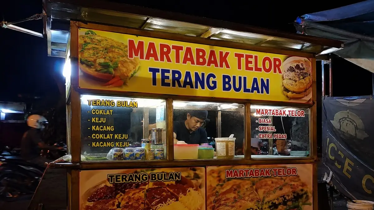 Terang bulan dan martabak telur hampir selalu dijual dalam satu gerobak. (Anita untuk Radar Banyuwangi)