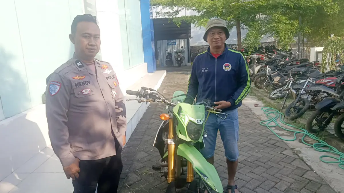 TIDAK DIPUNGUT BIAYA: Seorang pemilik kendaraan mengambil sepeda motor jenis trail di Mako Satlantas Polresta Banyuwangi, Kamis (6/8). (Bagus Rio/Radar Banyuwangi)