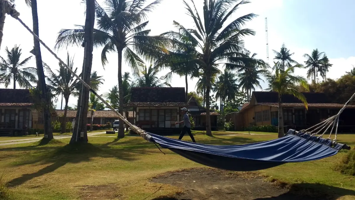 Tidur dan bersantai di hammock. (Meivira untuk Radar Banyuwangi)