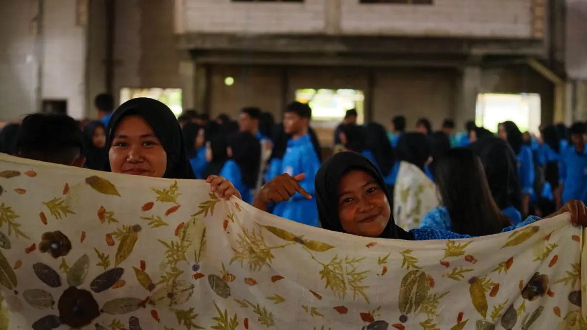 Tren sustainable fashion mendorong popularitas ecoprint. (Shinta untuk Radar Banyuwangi)