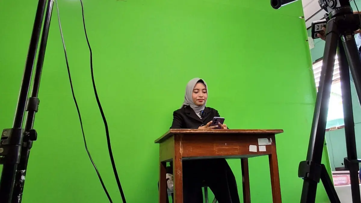 Banyak video berlatar studio megah ternyata diproduksi di ruang sederhana menggunakan green screen. (Mayang untuk Radar Banyuwangi)