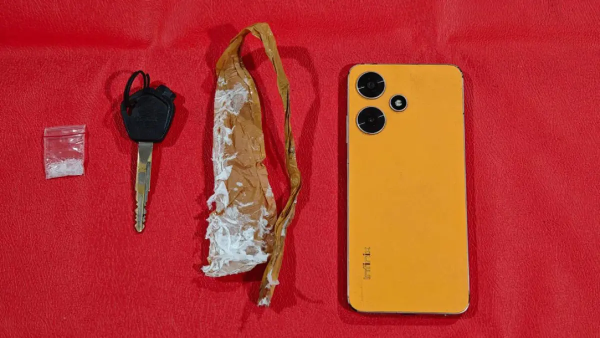 BARANG BUKTI: Plastik kecil berisi sabu-sabu, kunci motor, dan ponsel milik AM yang diamankan saat mengambil ranjauan sabu di dekat SMAN 1 Rogojampi, Selasa lalu (4/8). (Humas Polresta Banyuwangi)