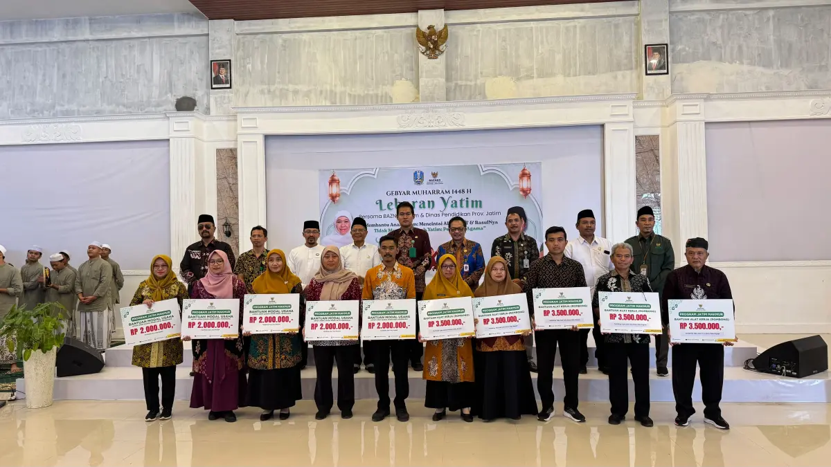 Baznas Provinsi Jawa Timur bersama Cabang Dinas Pendidikan Jawa Timur Wilayah Banyuwangi menyalurkan bantuan modal kerja dan bantuan alat kerja berupa rombong melalui SMA dan SMK.&nbsp;(Dok. Baznas Banyuwangi)