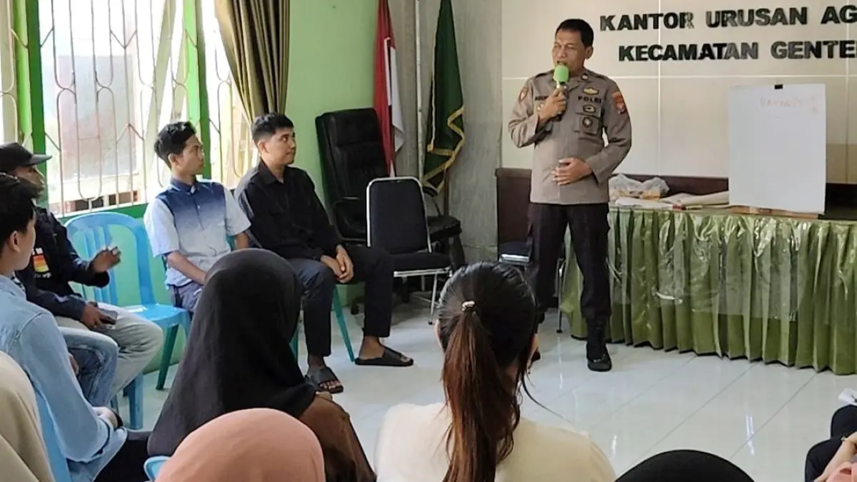 BUKAN OMON-OMON: Kanit Binmas Polsek Genteng Iptu Agus R turun lapangan untuk menyambangi para peserta kursus pranikah di KUA Kecamatan Genteng, Jumat (7/8). (Salis Ali/Radar Banyuwangi)