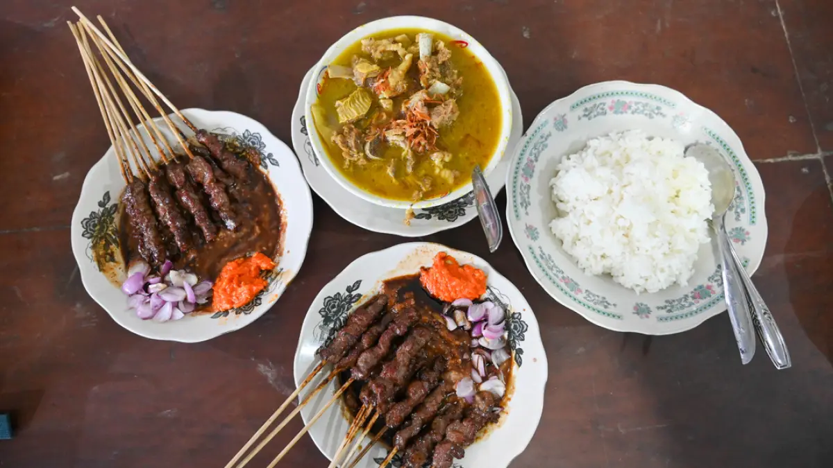 Daging empuk tanpa lemak, Sate Bung Darmo Banyuwangi jadi buruan pejabat dan vlogger asal Korea. (Ramada Kusuma/Radar Banyuwangi)