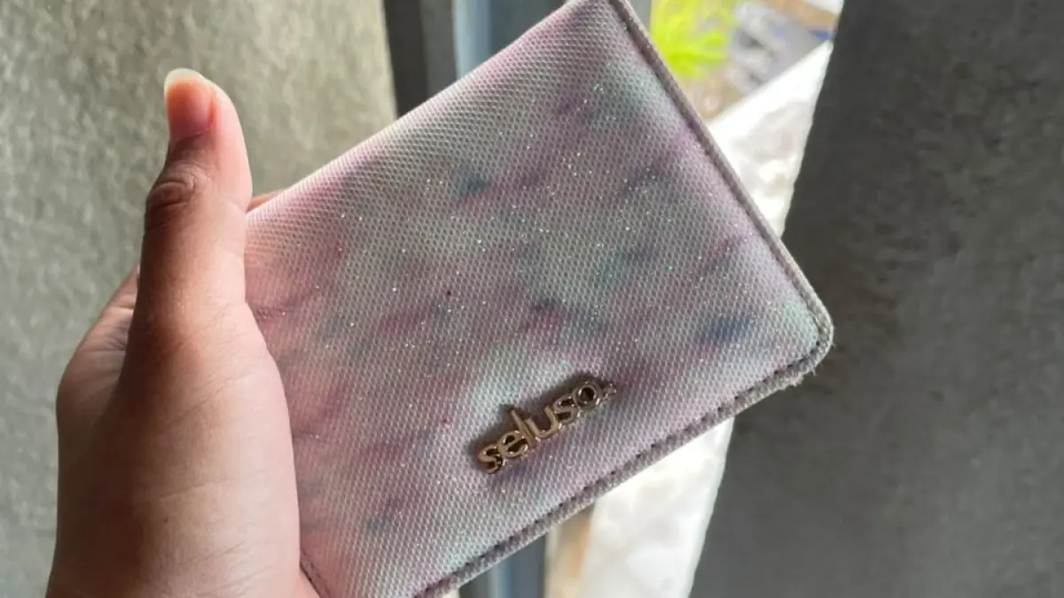 Dompet lucu dan tas mini semakin diminati remaja karena praktis sekaligus menunjang penampilan. (Desi untuk Radar Banyuwangi)