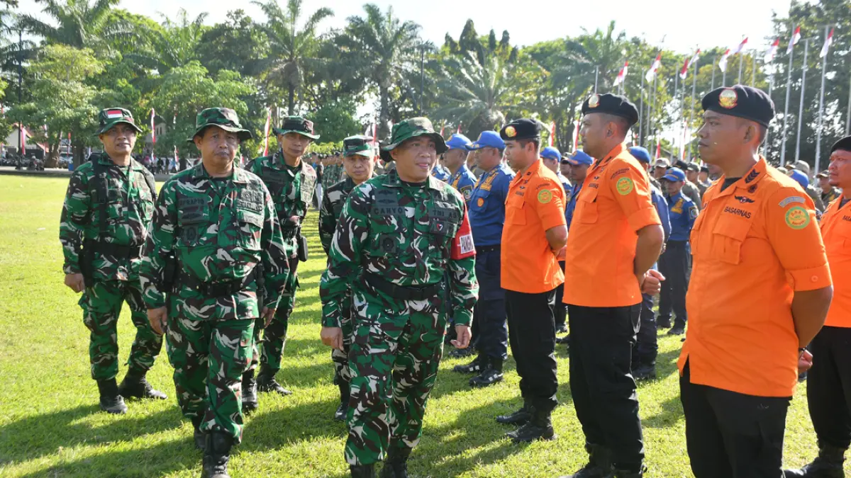 GLADI BERSIH: Ratusan personel gabungan berkumpul di Taman Blambangan sebelum mengikuti Gulbencal gempa bumi dan tsunami di Banyuwangi, Jumat sore (7/8). (Sugeng for Radar Banyuwangi)