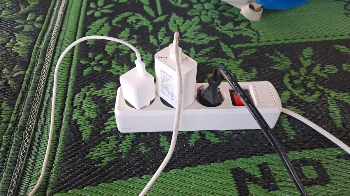 Jangan anggap sepele charger yang terus tercolok di stopkontak. (Shinta untuk Radar Banyuwangi)