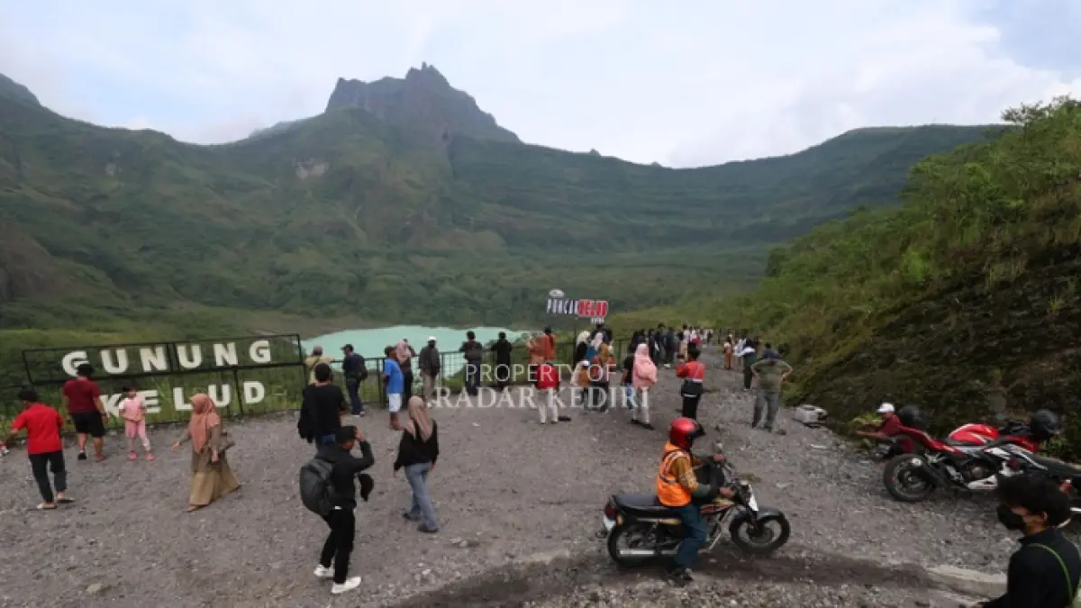 Kondisi Gunung Kelud yang ramai didatangi wisatawan. (Foto: Wahyu Adji/Radar Kediri)