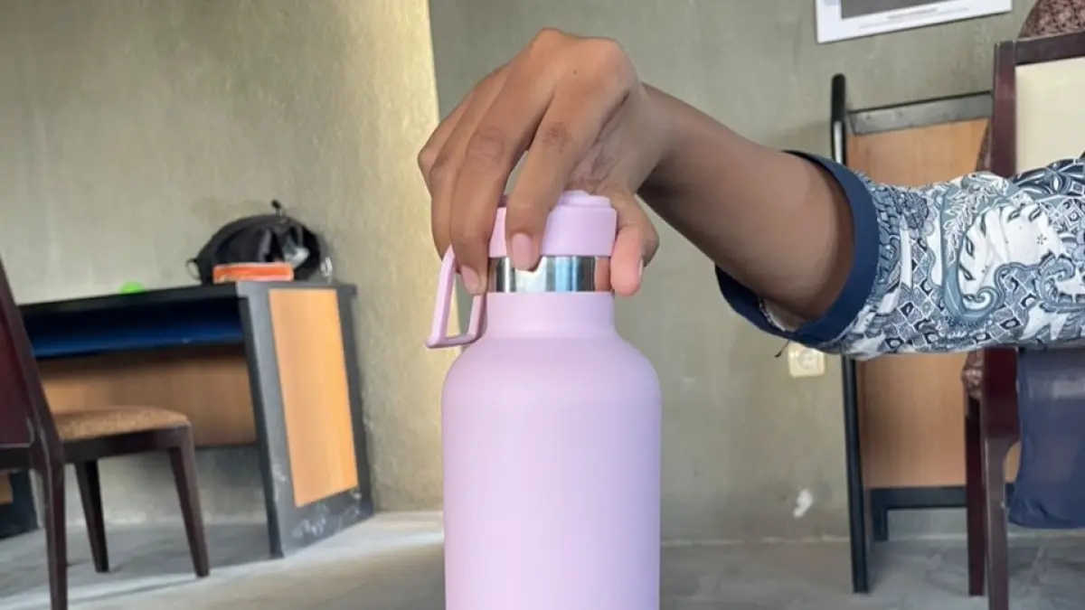 Membawa botol minum sendiri menjadi tren. (Desi untuk Radar Banyuwangi)