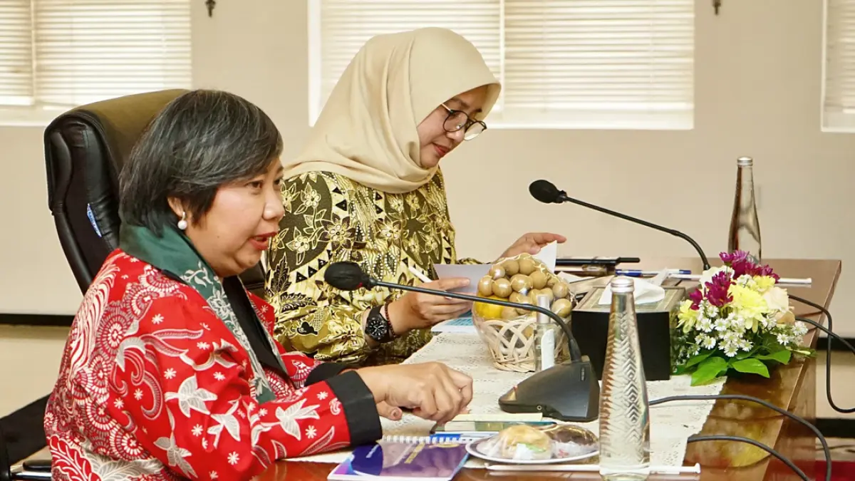 MENGAKU TERKESAN: Ketua Komnas HAM RI Anis Hidayah bersama Bupati Ipuk saat sosialisasi program Penilaian HAM di kantor Pemkab Banyuwangi Kamis (6/8). (Humas Pemkab Banyuwangi)
