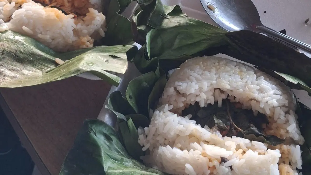 Nasi bakar selalu memiliki aroma khas yang menggugah selera. (Mayang untuk Radar Banyuwangi)