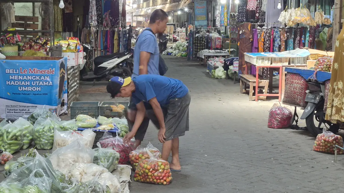 Pedagang mengecek stok cabai merah di Pasar Genteng I, Desa Gentengkulon, Kecamatan Genteng, Jumat (7/8). (Salis Ali/Radar Banyuwangi)