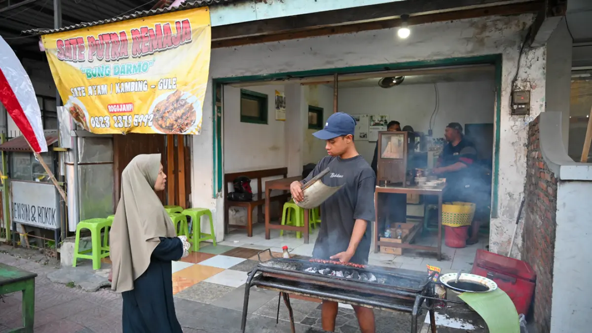 Sate Putra Remaja Bung Darmo di Banyuwangi kembali bangkit usai pandemi. Sehari 1.000 tusuk ludes, pelanggan datang dari pejabat hingga Korea. (Ramada Kusuma/Radar Banyuwangi)