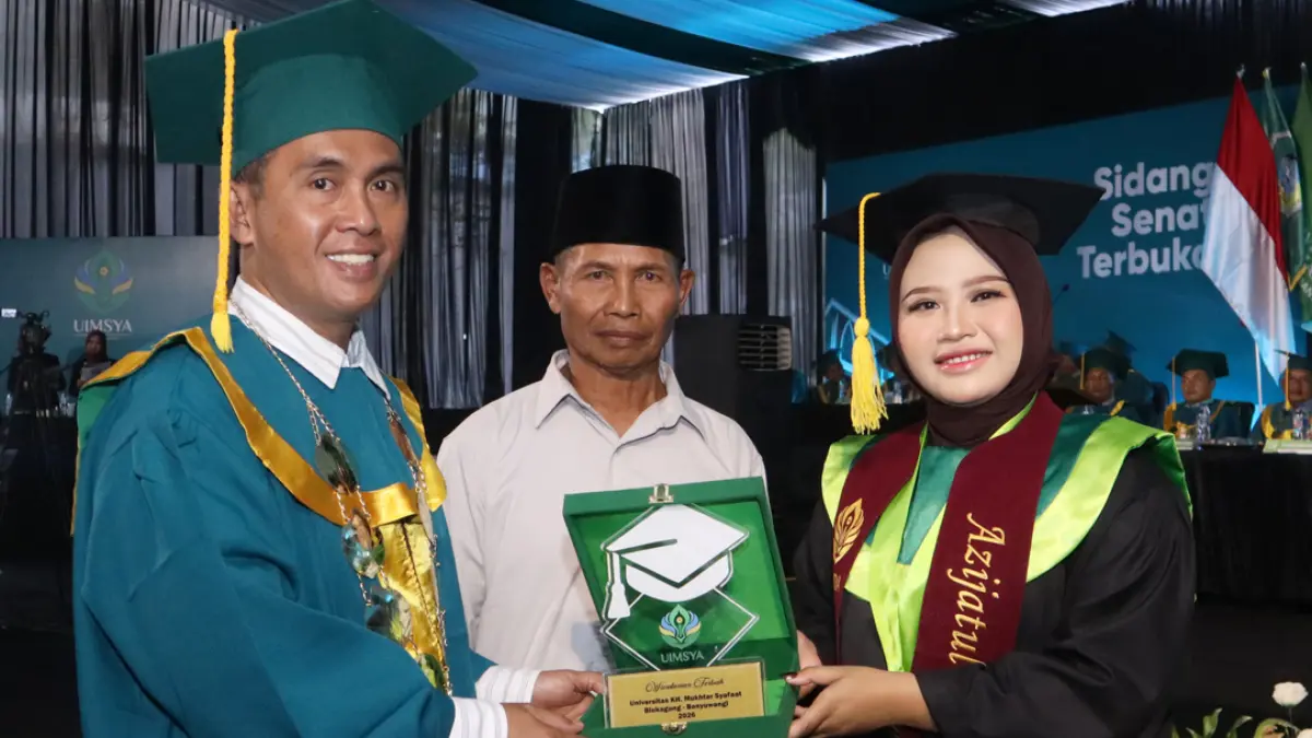 Azijatul Fitria didampingi orang tuanya Slamet Ambyah menerima penghargaan sebagai wisudawan terbaik dari Rektor UIMSYA Dr KH Ahmad Munib Syafa