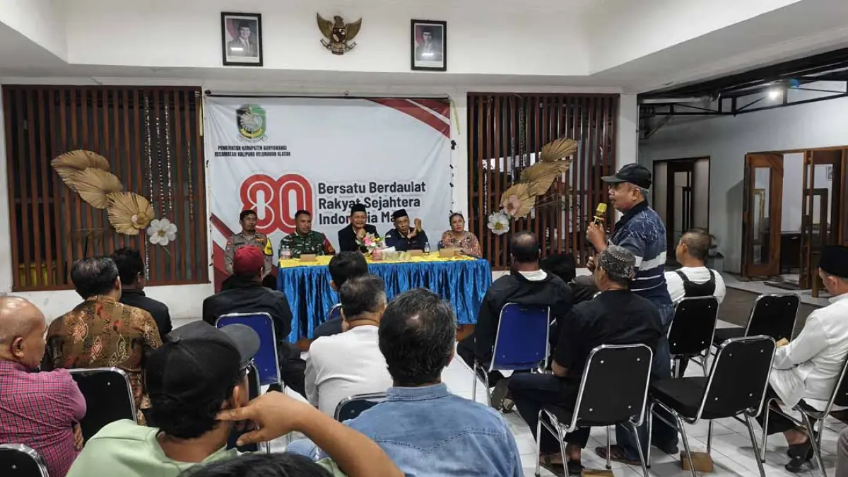 Camat Kalipuro Nuril Falah, Lurah Klatak Ali Murtadho, perwakilan Koramil dan Polsek serta warga menggelar rapat membahas lahan pembangunan KDKMP Klatak, di balai desa setempat, Jumat malam (7/8). (Ksatria Raya/Radar Banyuwangi)