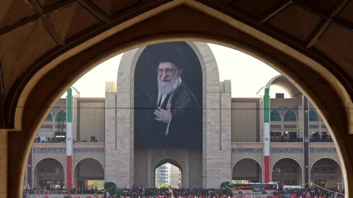 Massa pelayat berkumpul di Grand Mosalla untuk memberikan penghormatan terakhir kepada pemimpin tertinggi Iran Ayatollah Ali Khamenei pada awal rangkaian upacara pemakaman di Teheran, 4 Juli 2026. (Foto: The Guardian)