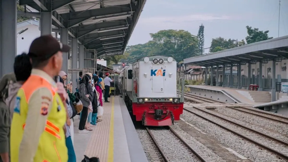 Pelanggan kereta api di kawasan Bandung Raya. (Antara)
