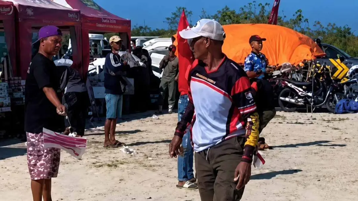 Pencinta layang-layang dari dalam maupun luar Situbondo mengikuti lomba adu layang-layang di Kampung Kerbau, Desa Tanjungkamal, Kecamatan Mangaran, Sabtu (8/8). (Ahmad Rifa
