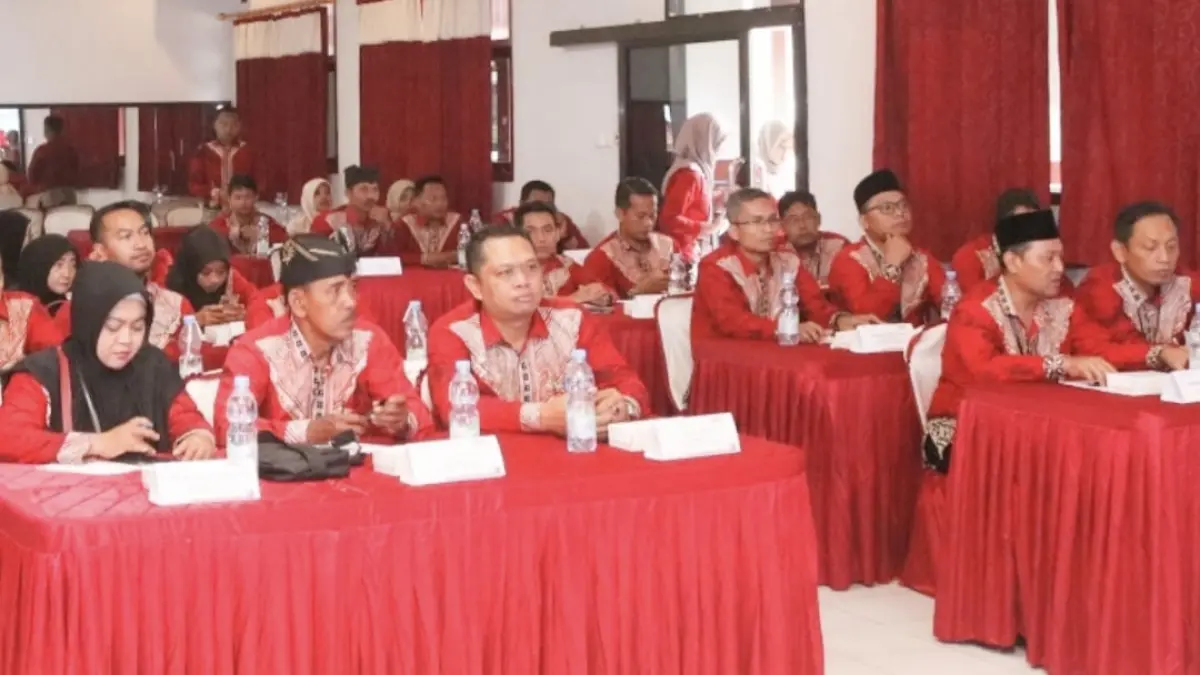 Peserta raker Perpenas saat membahas program kerja di ruang rapat SMK 17 Agustus 1945 Genteng. (Istimewa)
