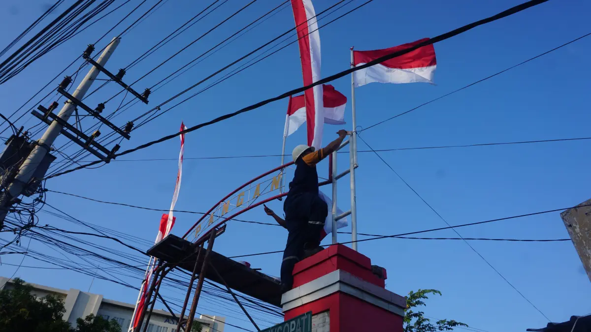 Sekitar 30 karyawan bergotong royong di Lingkungan Gapangan. (Istimewa)