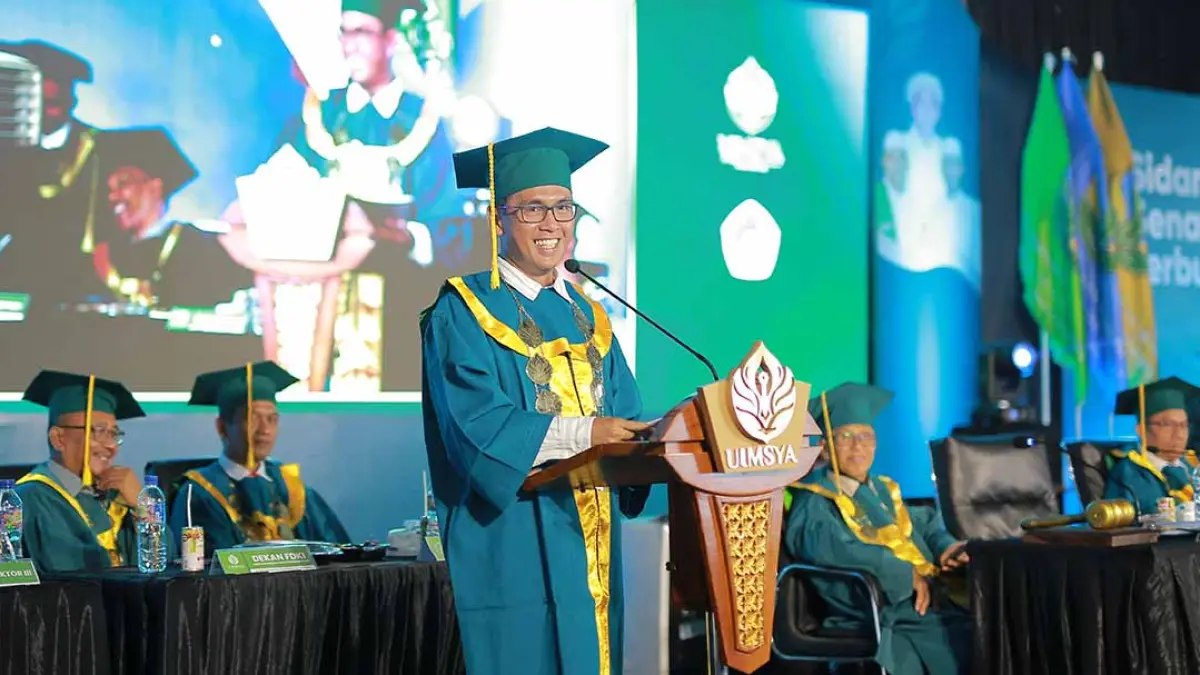 BERI WEJANGAN: Rektor Uimsya Blokagung Dr KH Ahmad Munib Syafa’at Lc MEI saat menyampaikan sambutan dalam prosesi wisuda kampus Uimsya pada Sabtu (9/8). (Salis Ali/Radar Banyuwangi)