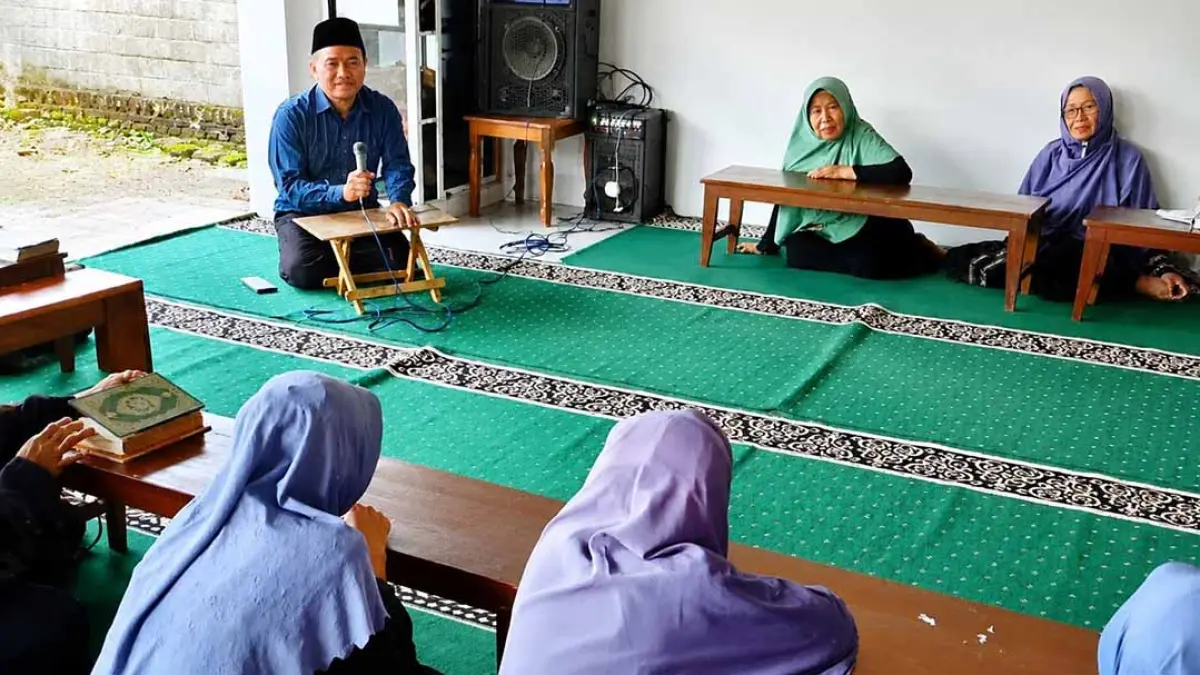 CARI BEKAL: Aktivitas belajar membaca Al-Qu’ran di Rumah Tahfidz Lansia Assayidah di Desa Tegalsari. (Lukman for Radar Banyuwangi)