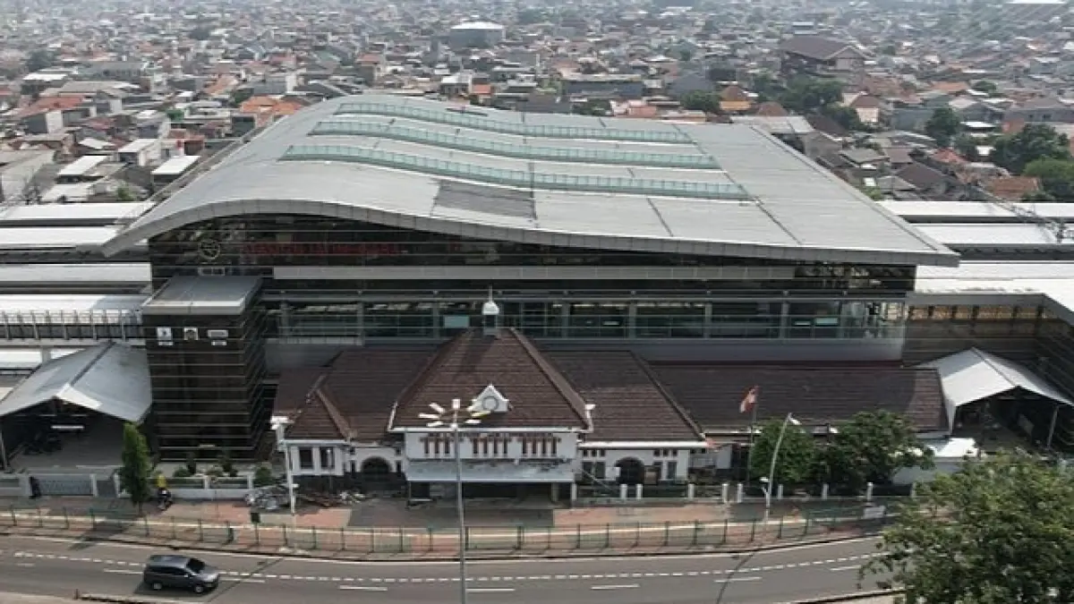 KAI menerapkan Berhenti Luar Biasa (BLB) di Stasiun Jatinegara untuk 14 KA dari Gambir, Minggu (9/8). (KAI)