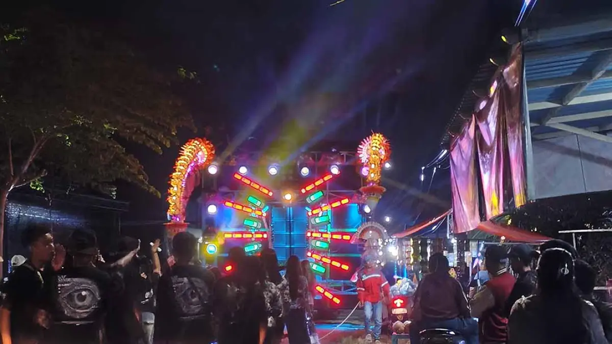 KEGIATAN PAWAI: Acara Sound horeg di sepanjang ruas Desa Tembokrejo pada 26 Juli lalu. (Ksatria Raya/Radar Banyuwangi)