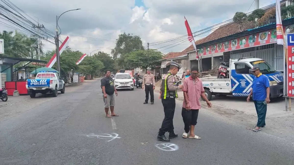 LAKA BERUNTUN: Anggota Unit Lantas Polsek Rogojampi melakukan olah TKP di Jalan Raya Jalan Raya Desa Gladag, Kecamatan Rogojampi, Minggu (9/8). (Gatot for Radar Banyuwangi)