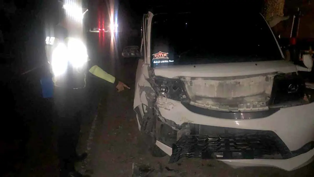 OLAH TKP: Anggota Satlantas Polresta Banyuwangi menangani laka lantas di jalan raya Desa Alasmalang, Kecamatan Singojuruh, Minggu dini hari (9/8). (Pepri Alfiyan for Radar Banyuwangi)