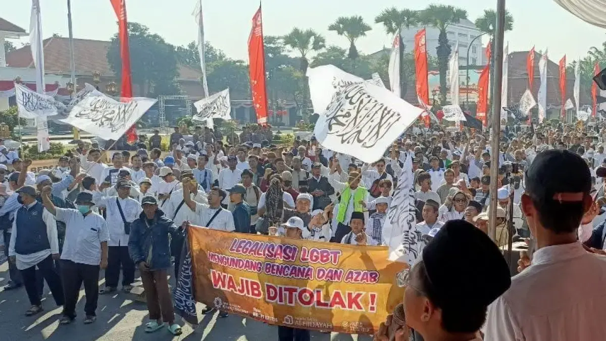 Ribuan massa memadati Jalan Gubernur Suryo, Surabaya dalam aksi tolak LGBTQ, Minggu (9/8). (Humas Aliansi Umat Peduli Generasi)
