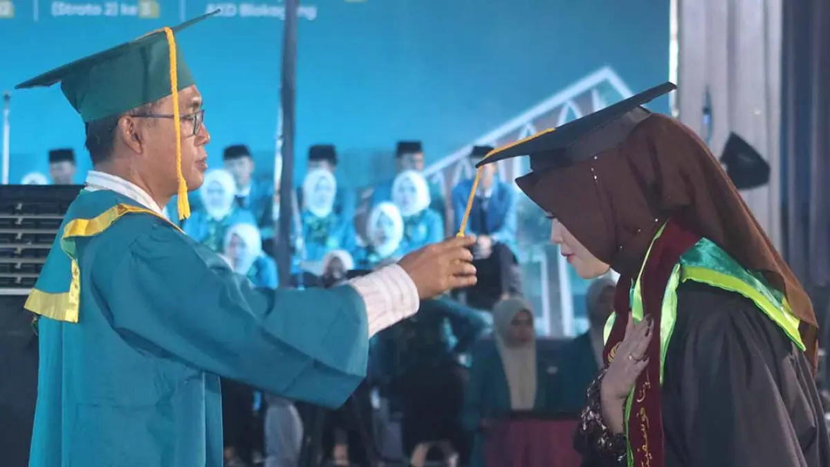 SAH: Rektor Uimsya Blokagung Dr KH Ahmad Munib Syafa’at Lc MEI memindah tali toga mahasiswa sebagai tanda kelulusan. (Salis Ali/Radar Banyuwangi)