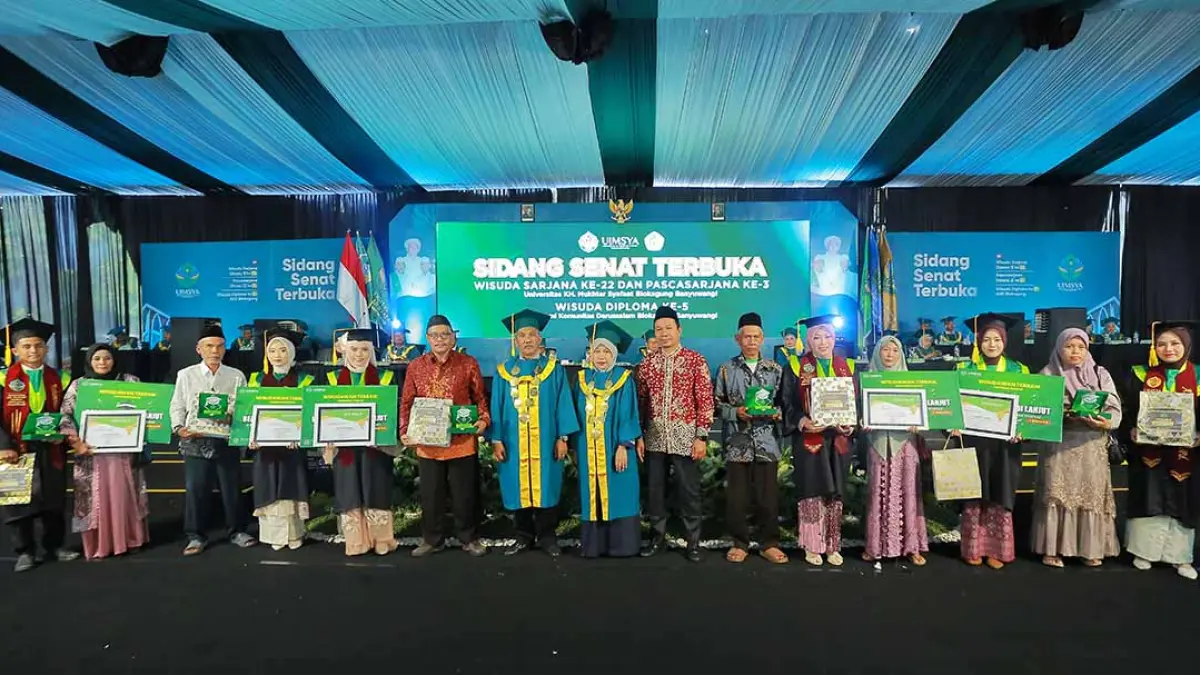 TERBAIK: Jajaran wisudawan terbaik fakultas jenjang S1 dalam prosesi wisuda Uimsya, Sabtu (9/8). (Salis Ali/Radar Banyuwangi)