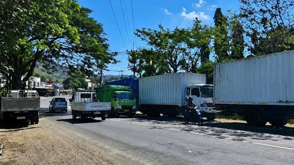 TUNGGU JADWAL: Deretan truk masih tampak mengantre di pinggir jalan utara pelabuhan Tanjungwangi, Minggu (9/8) pagi. (Fendi untuk Radar Banyuwangi)