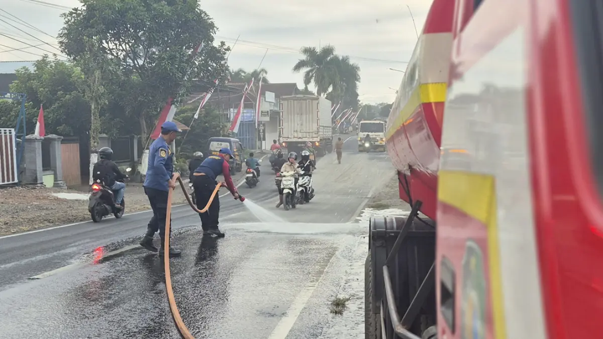 Damkarmat Sektor Genteng melakukan penanganan di jalur utama Dusun Pandan, Desa Kembiritan, Kecamatan Genteng, Minggu (10/8) sore. (Salis Ali/Radar Banyuwangi)